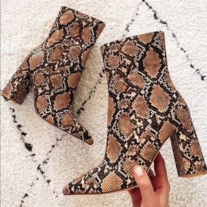 New w/Box Jeffrey Campbell Siren-3 Pointy Toe Boot